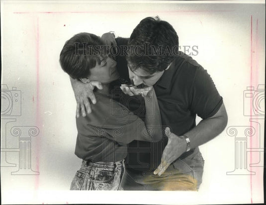1989 Press Photo Instructor, Janelle Block, demonstrates self-defense move - Historic Images