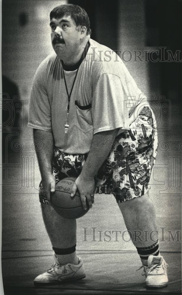 1990 Press Photo Dave Schulz, County Executive, practicing basketball, Wisconsin - Historic Images