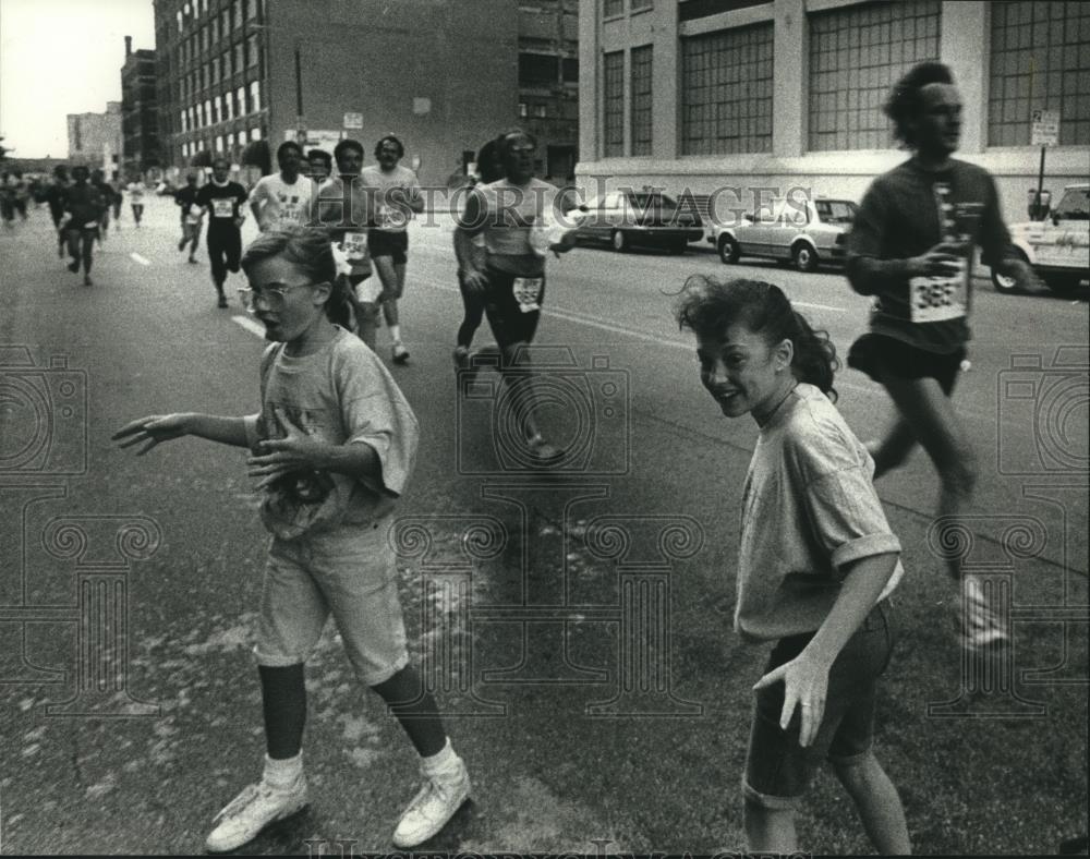 1990 Press Photo Erin Murphy &amp; Allison Krausen hand water to Milwaukee runners - Historic Images