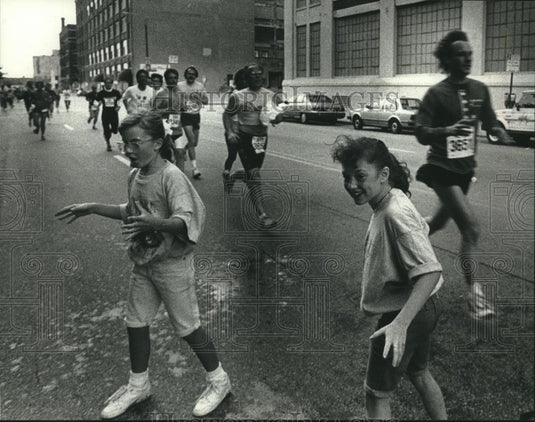 1990 Press Photo Erin Murphy & Allison Krausen hand water to Milwaukee runners - Historic Images