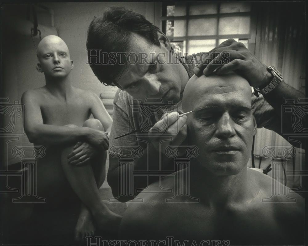 1990 Press Photo Marc Sijan works on a self-portrait in his Milwaukee studio - Historic Images