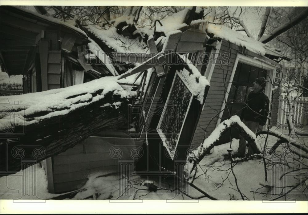 1990 Press Photo Jim Badem check his storm-wrecked, snow-covered Milwaukee home - Historic Images