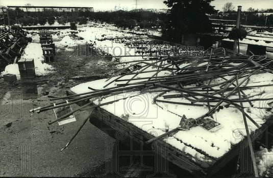 1990 Press Photo Heavy snow collapsed a shade roof at Lied's nursery near Sussex - Historic Images