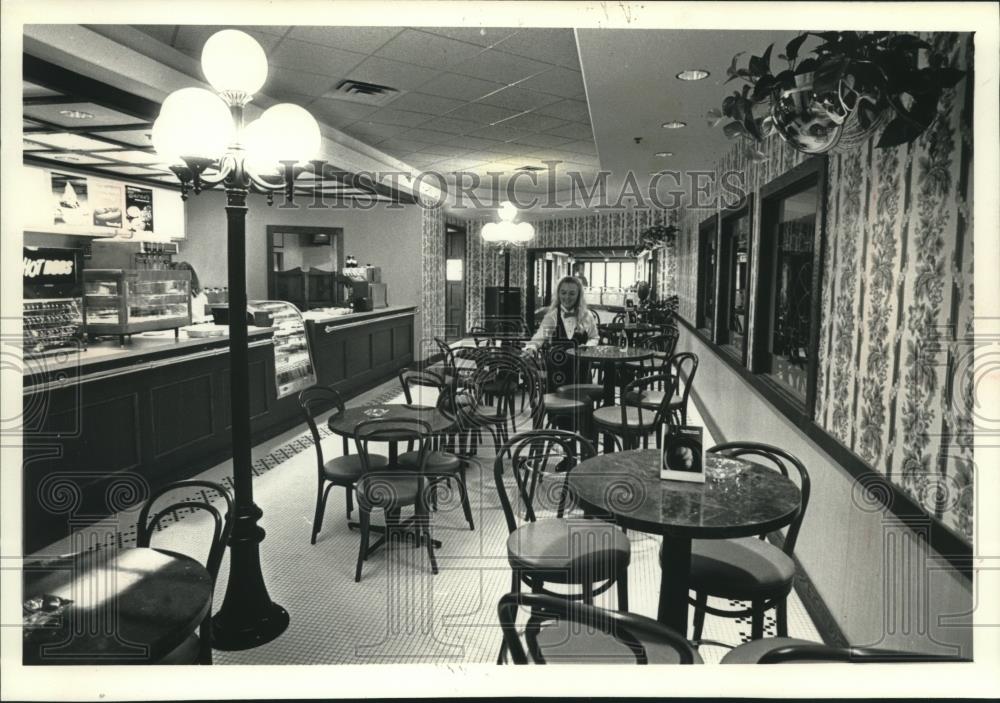 1990 Press Photo Christine Mayer Sets Up Chairs in South Shore Cinema, Wisconsin - Historic Images