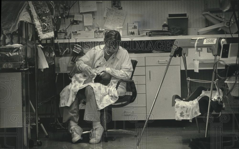 1990 Press Photo Respiratory Therapist and baby Sinai Samaritan Medical Center - Historic Images