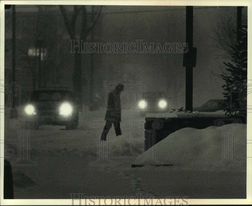 1990 Press Photo A man walks on Stevens Point street during Wisconsin snowstorm - Historic Images