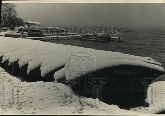 1990 Press Photo Rental Boats on Nagawicka Lake covered in Snow in Delafield - Historic Images