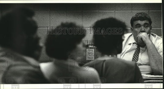 1990 Press Photo County Executive Dave Schulz at a meeting, Milwaukee, Wisconsin - Historic Images