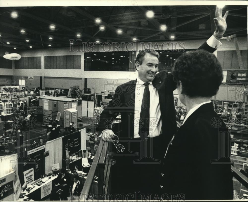 1990 Press Photo Wisconsin Governor Tommy Thompson at construction tradeshow - Historic Images