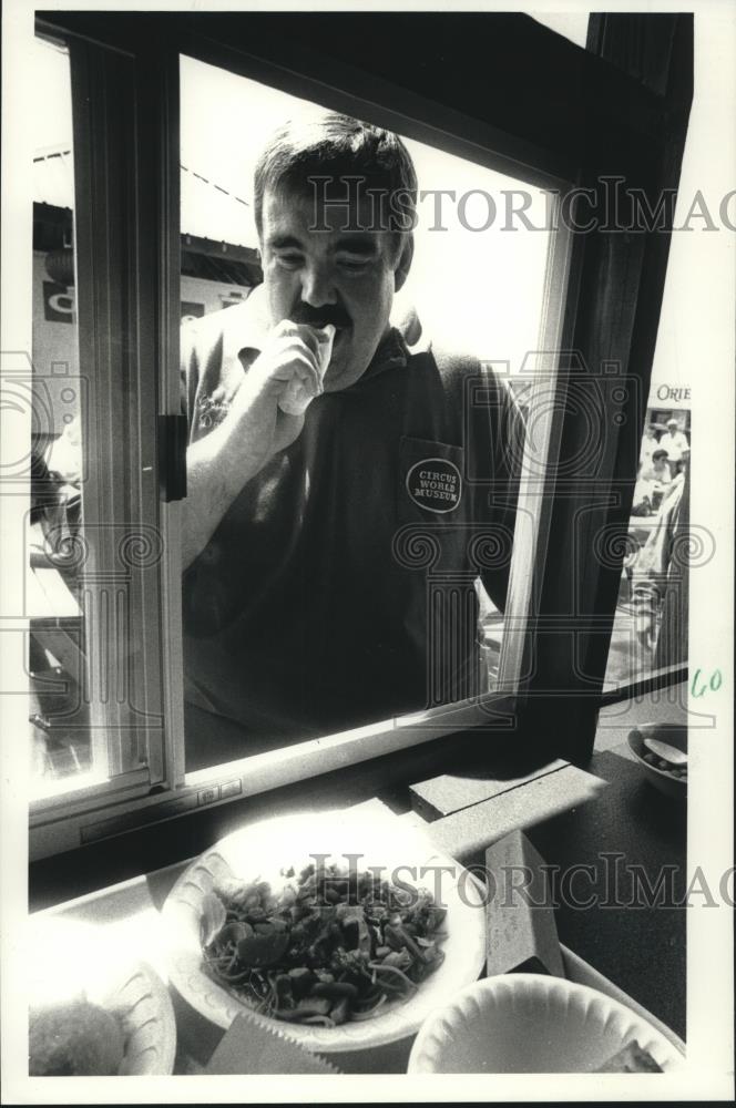 1990 Press Photo Dave Schulz eating at Wisconsin State Fair - mjc20632 - Historic Images