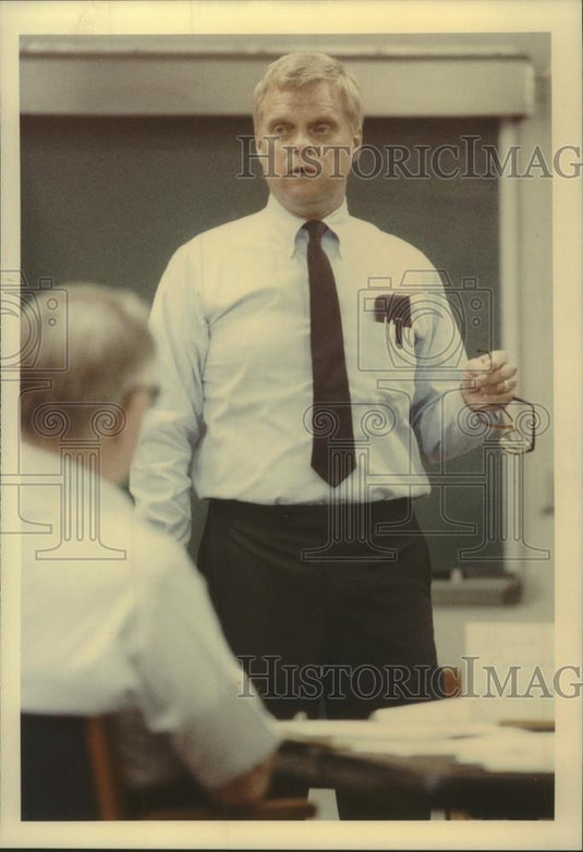 1990 Press Photo UW System President Kenneth (Buzz) Shaw at a recent seminar - Historic Images