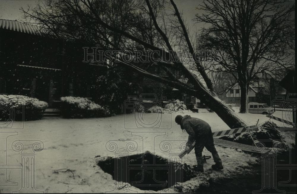 1990 Press Photo Wisconsin Gas Co.workers repair storm-damaged gas main - Historic Images