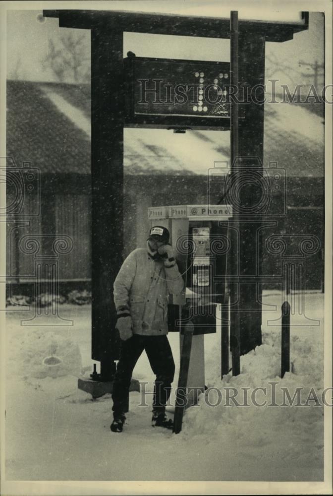 1990 Press Photo Matt Durovy of Hartland calls his employer during snow storm - Historic Images