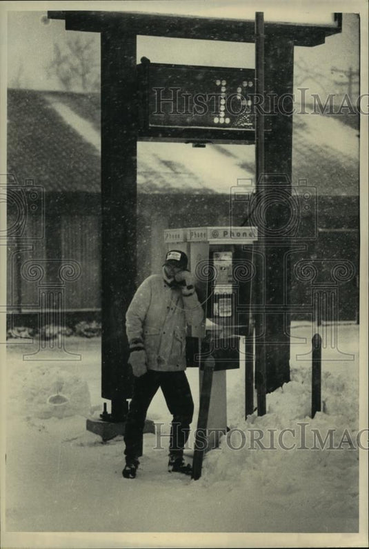 1990 Press Photo Matt Durovy of Hartland calls his employer during snow storm - Historic Images