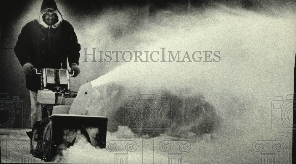 1990 Press Photo Peterson using a snow blower at Brook Park Estates, Brookfield. - Historic Images