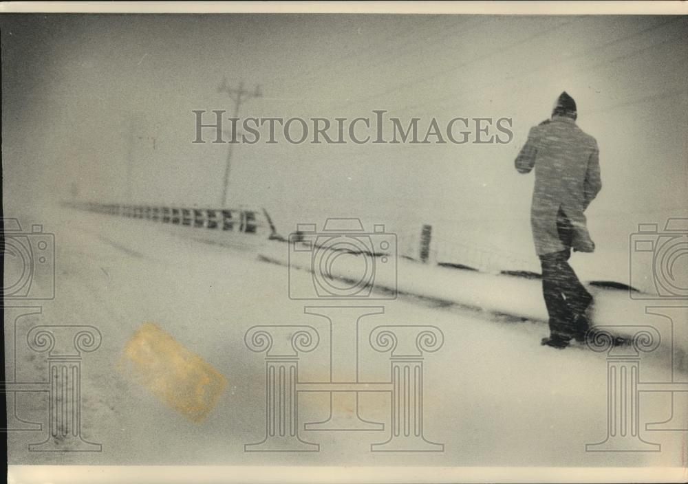 1990 Press Photo Bob Holz., Waukesha, braves snow on I-94 walking to Park-n-Ride - Historic Images