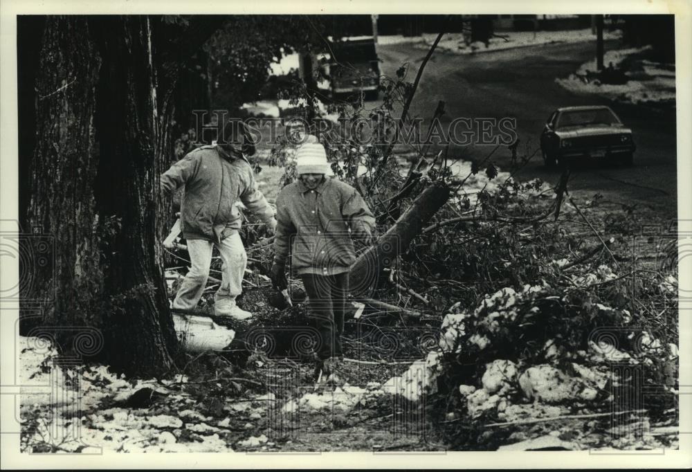 1990 Press Photo Sarah Casper and Christa Greene climb over limbs in Hartland. - Historic Images