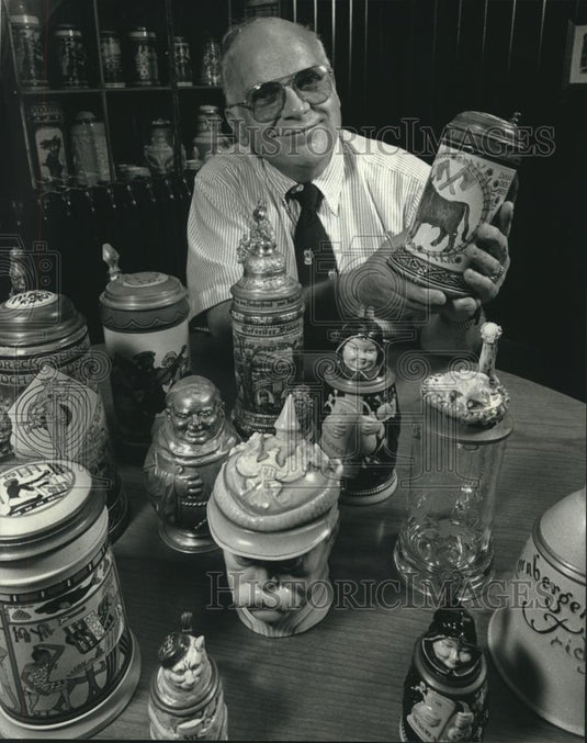 1990 Press Photo Jack Pandi and his German beer steins, Whitefish Bay - Historic Images
