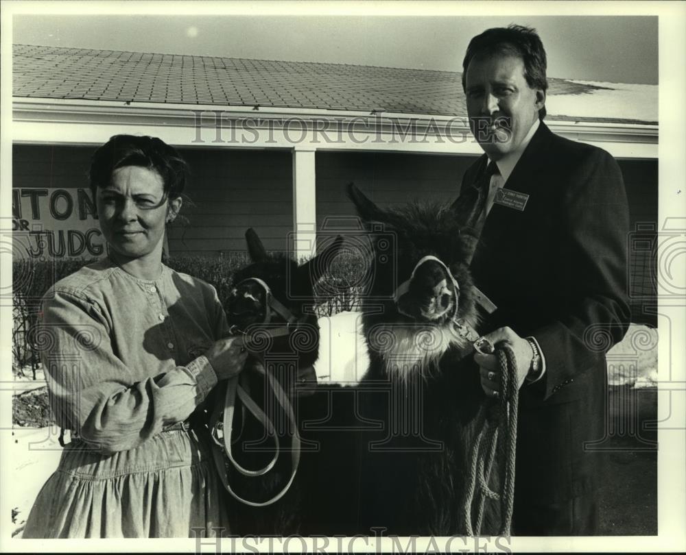 1990 Press Photo Sue and J. Dennis Thornton and two of their llama. - mjc18412 - Historic Images