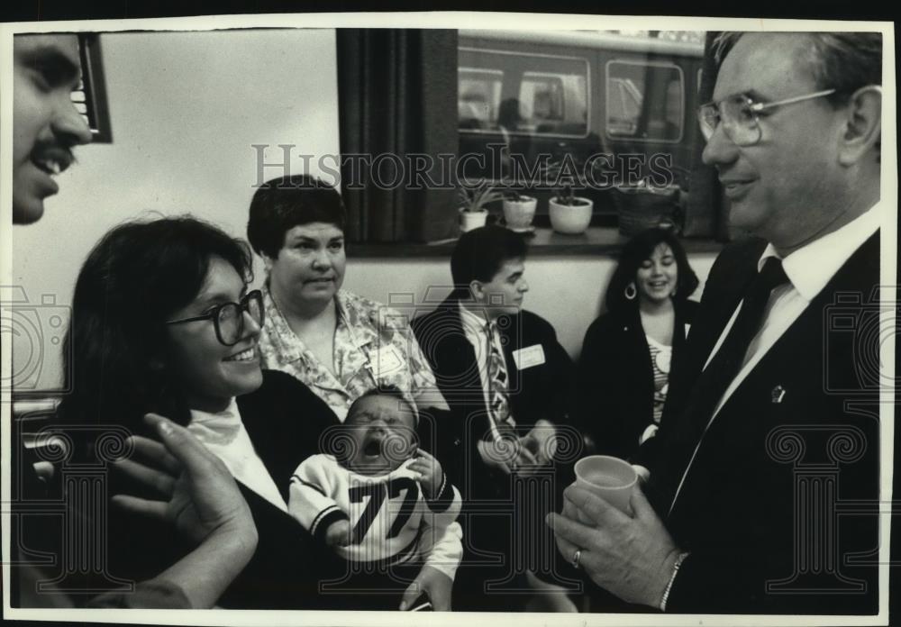 1990 Press Photo Wisconsin Governor Tommy Thompson at community meeting. - Historic Images