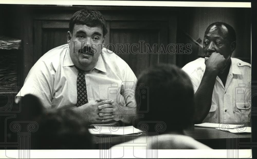 1990 Press Photo Pastor Ernest Glenn Listens To Dave Shulz At Milwaukee Meeting - Historic Images