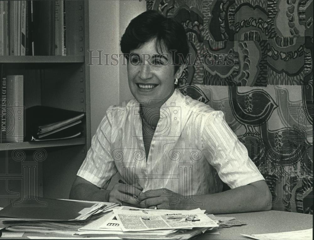 1990 Press Photo Lynn Kapitan, director of Mount Mary College graduate program - Historic Images