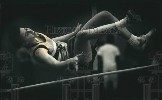 1991 Press Photo Kim Hafer couldn't clear high jump, still got second, Waukesha. - Historic Images
