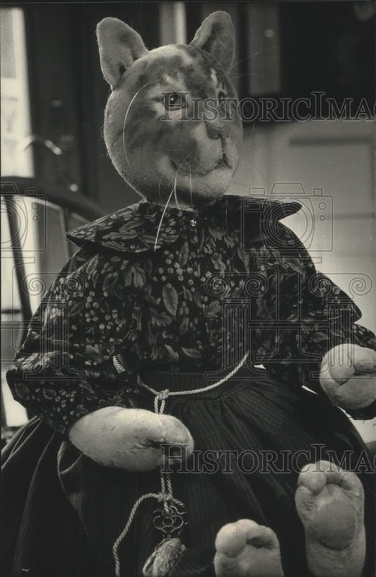 1991 Press Photo Arts & Crafts instructor, Charlene Sinitski's cat creation - Historic Images