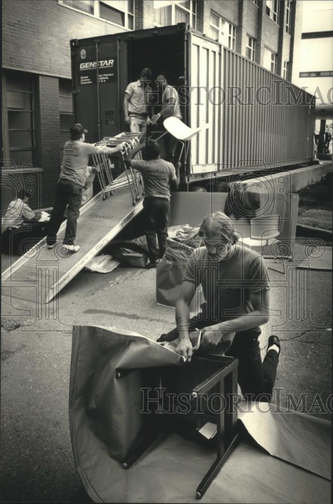 1991 Press Photo Workers pack equipment at Sinai Samaritan Medical Center - Historic Images