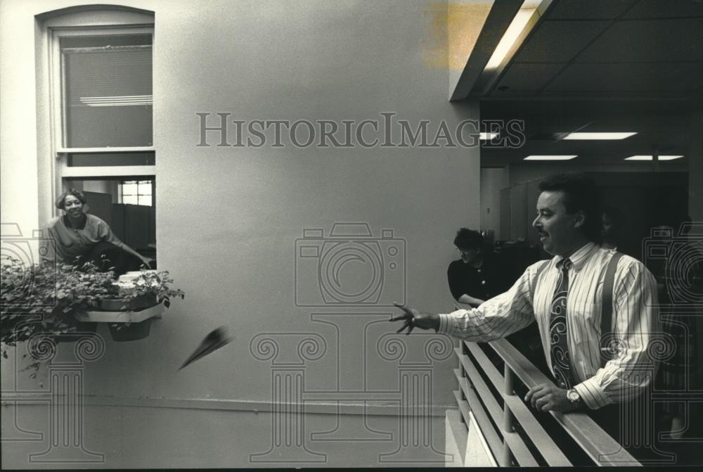 1991 Press Photo Gayle Nowobielski, United Way paper airplane charity, Wisconsin - Historic Images