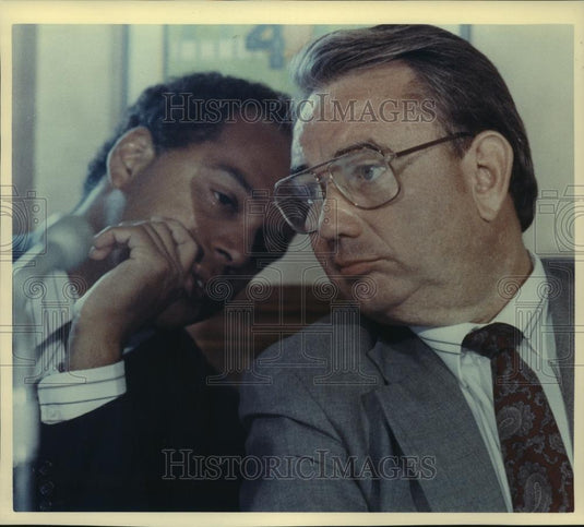 1991 Press Photo Sen. Gary George and Gov. Tommy Thompson talks in conference - Historic Images