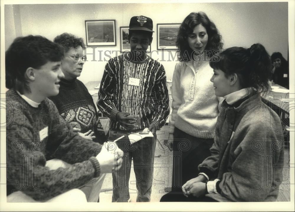 1991 Press Photo Robin Schlei with students from Homestead High School in WS - Historic Images