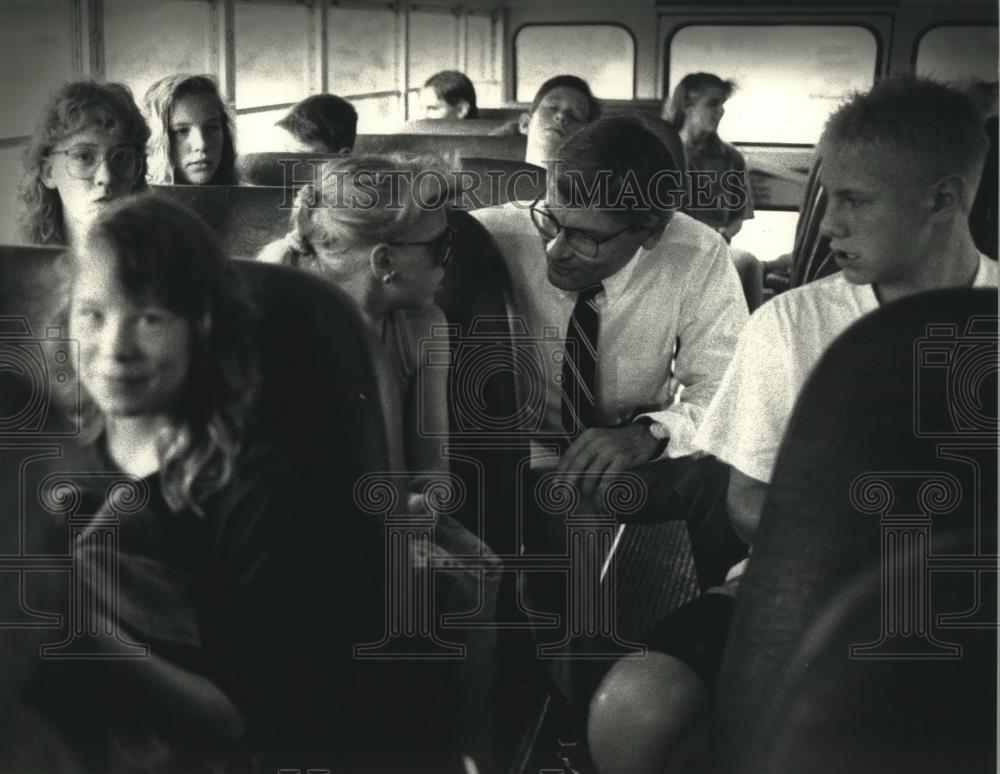 1991 Press Photo James Shaw chats with students on way to North Middle School - Historic Images