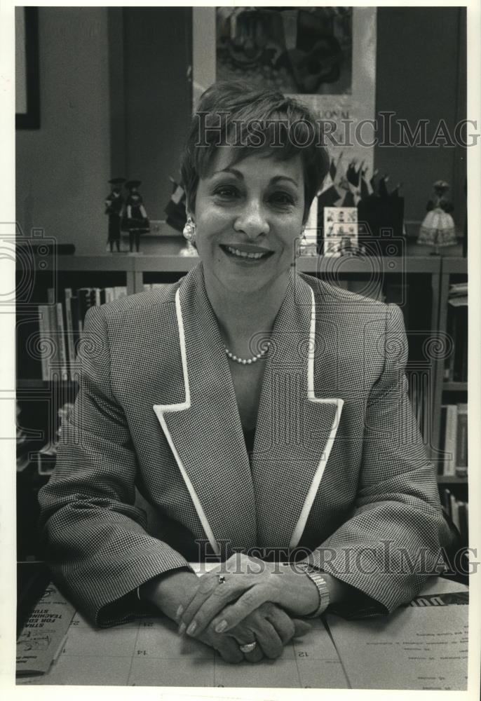 1991 Press Photo Olga Valcourt-Schwartz director of Bilingual Multicutural Edu - Historic Images