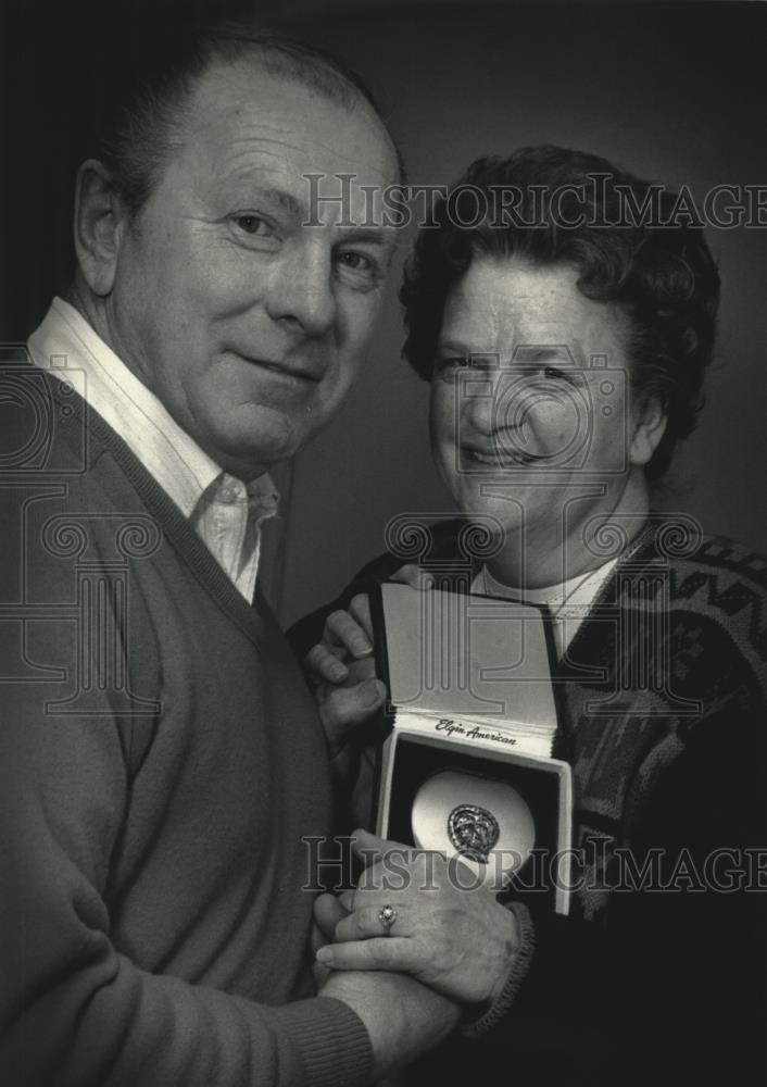 1991 Press Photo Joseph, Rose Mary Kapusta with heart-shaped compact, Valentines - Historic Images