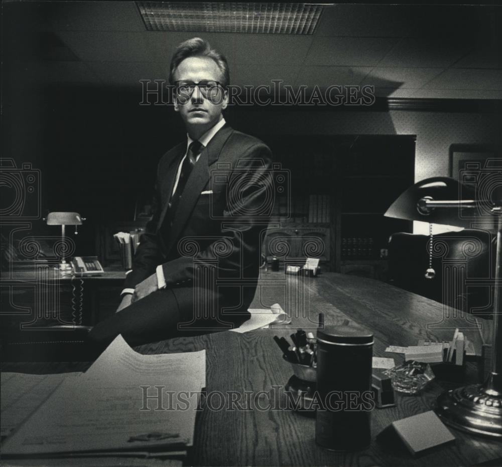 1991 Press Photo William A. Pangman, MIlwaukee attorney in his office - Historic Images