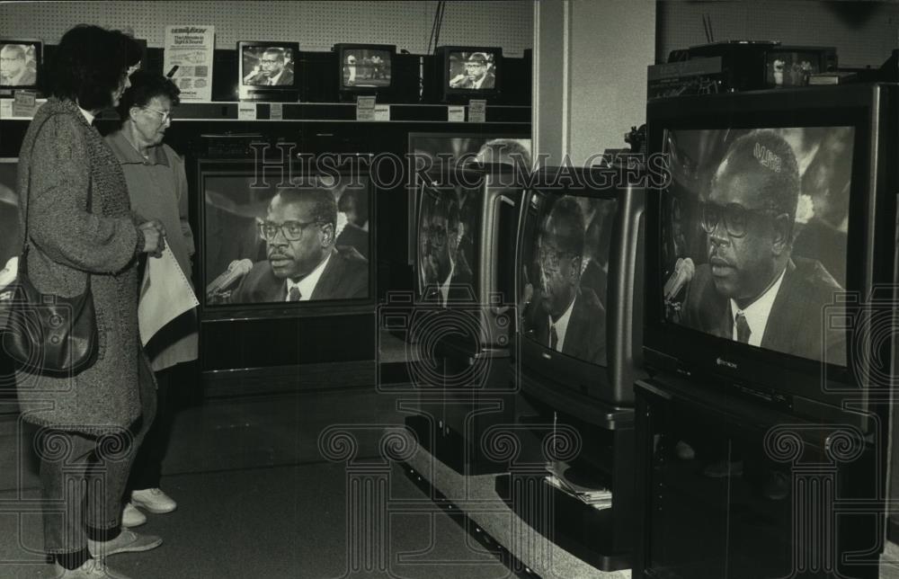 1991 Press Photo West Allis, WI customers watching Clarence Thomas hearing - Historic Images