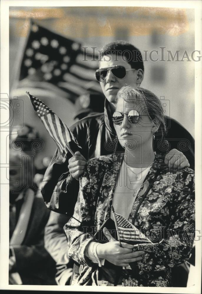 1991 Press Photo Moment of Silence at Pro-American Rally for Scott Schroeder - Historic Images