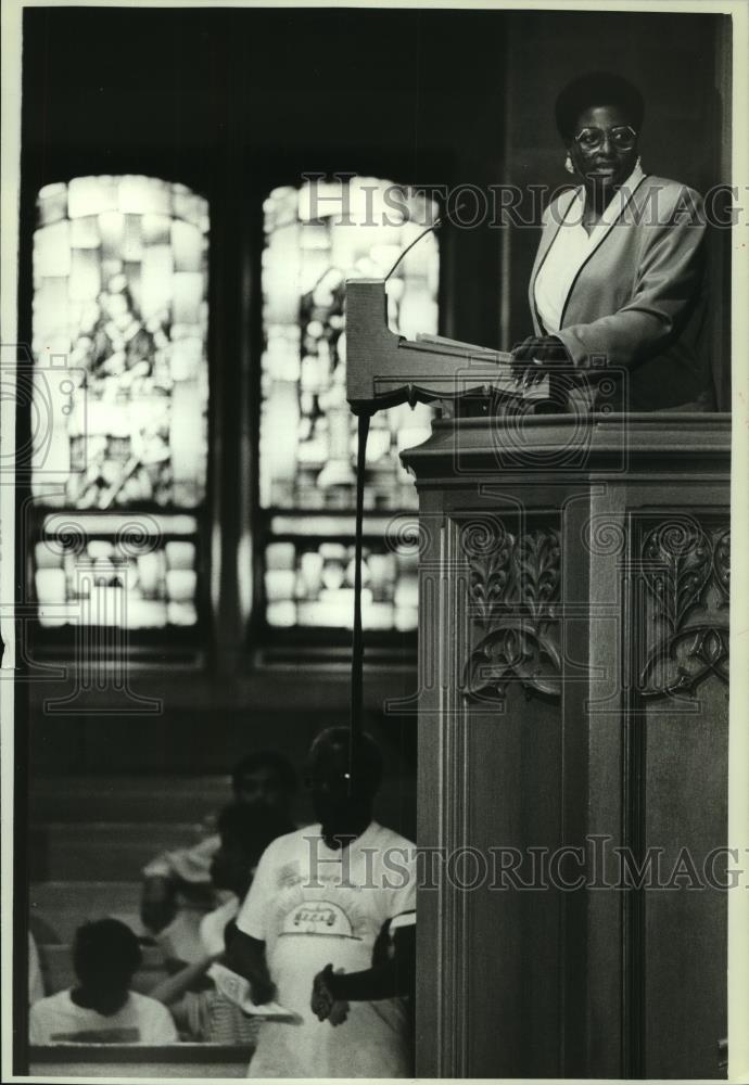 1991 Press Photo Betty Smith speaking at Our Saviors Church, Milwaukee. - Historic Images