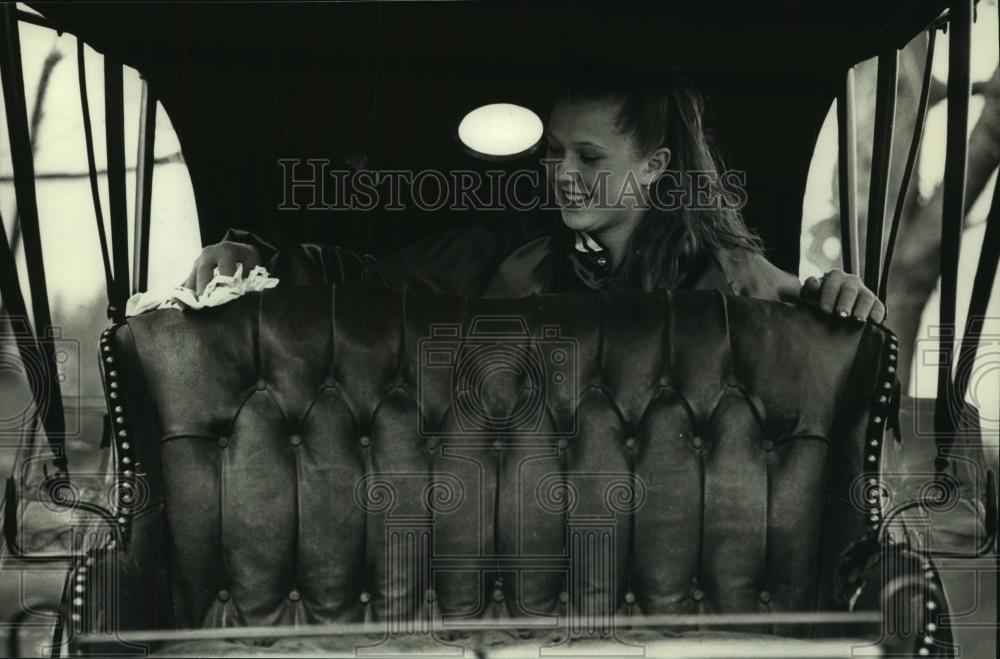 1991 Press Photo Catrina Stern cleaning horse carriage - mjc17957 - Historic Images