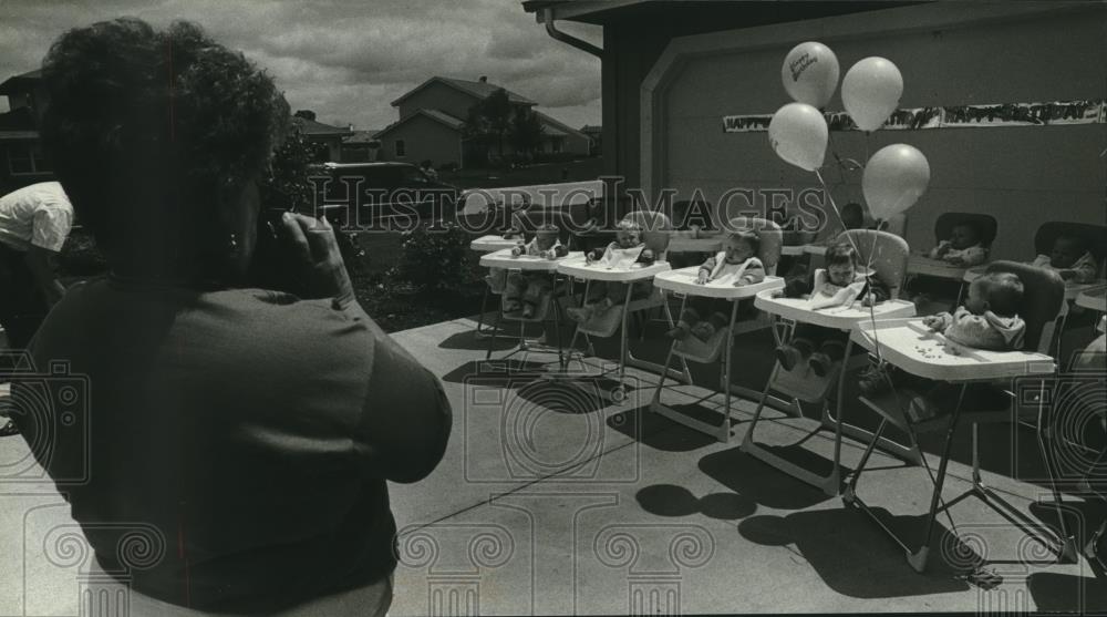 1992 Press Photo Nancy Francisco videotapes triplets birthday in Germantown - Historic Images