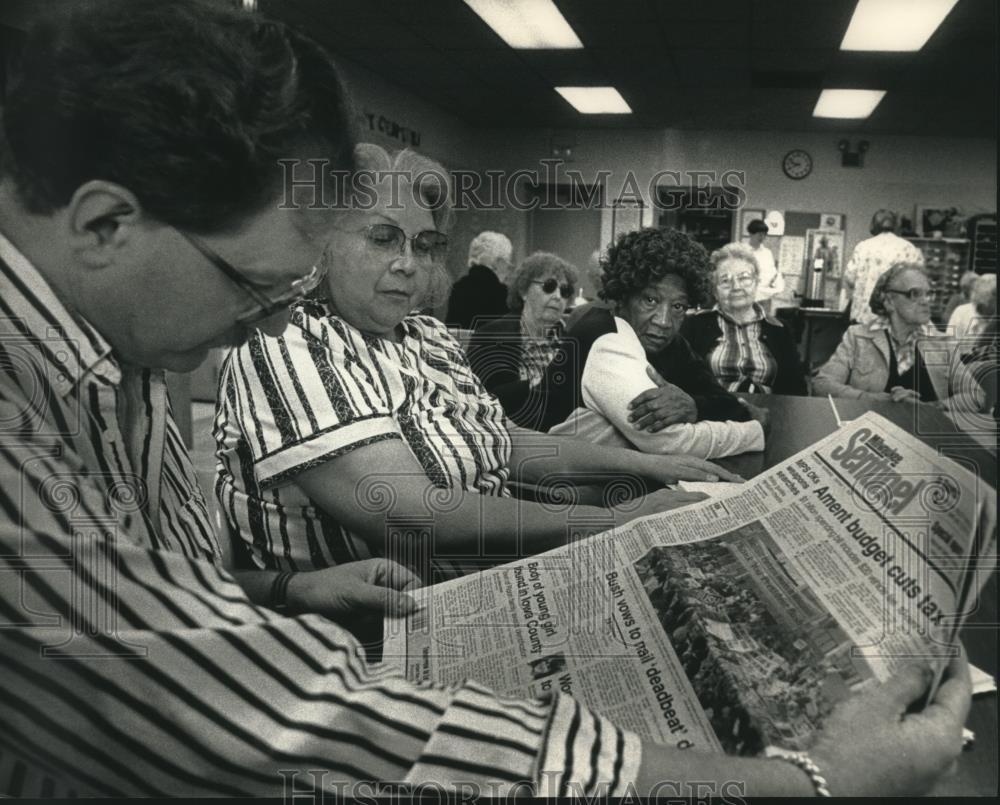 1992 Press Photo United Way&#39;s Bob Clark reads newspaper to the &quot;News Hounds&quot; - Historic Images