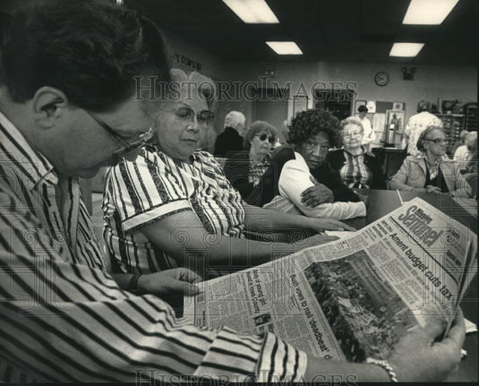 1992 Press Photo United Way's Bob Clark reads newspaper to the "News Hounds" - Historic Images