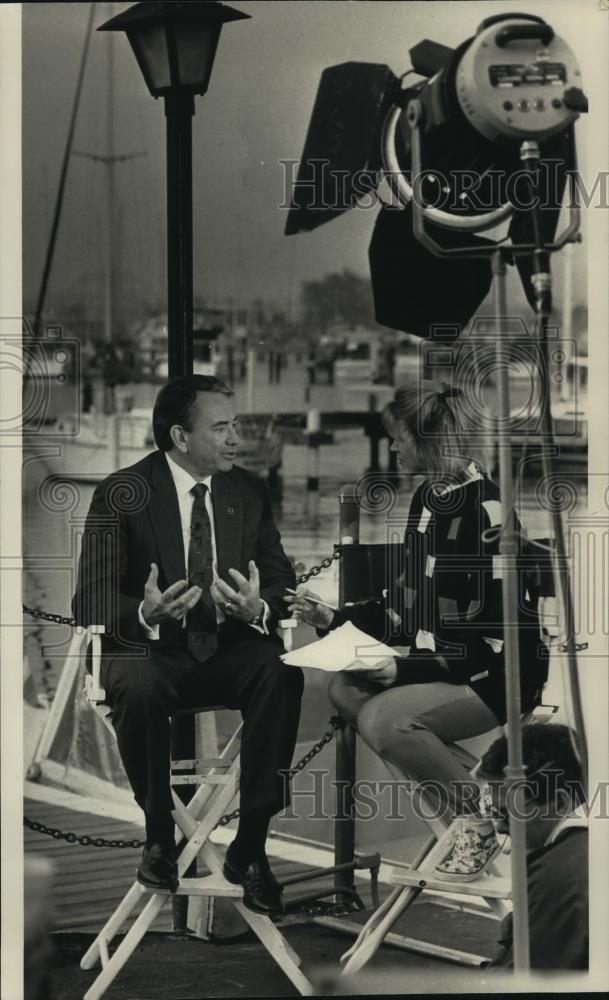 1992 Press Photo Paula Zahn Interviews Tommy Thompson On CBS This Morning - Historic Images