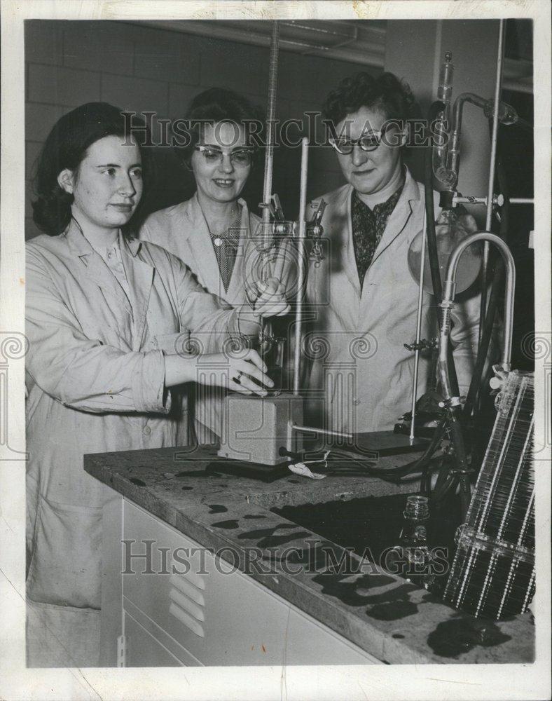 1966 Press Photo Sanitary District Chemist Woman Plant - RRV60911 - Historic Images