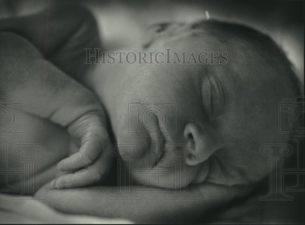 1992 Press Photo Julius one of a set of Triplets weighs 4 pounds 3 ounces - Historic Images