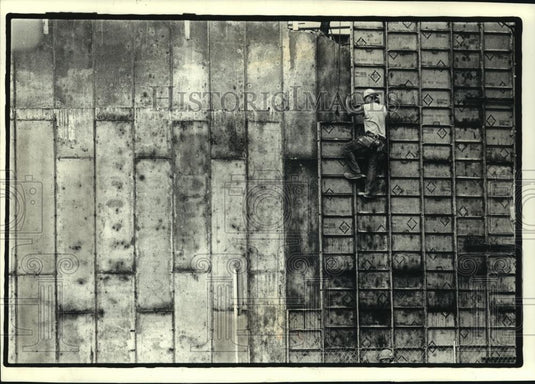 1992 Press Photo Worker on wall of Urban Mass Transportation Project, Milwaukee - Historic Images