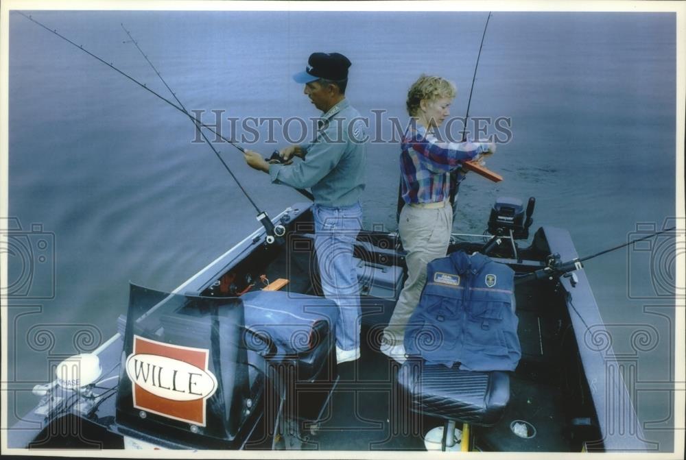 1993 Press Photo Gary Gray and Jean Schick test Wille Products fishing items - Historic Images