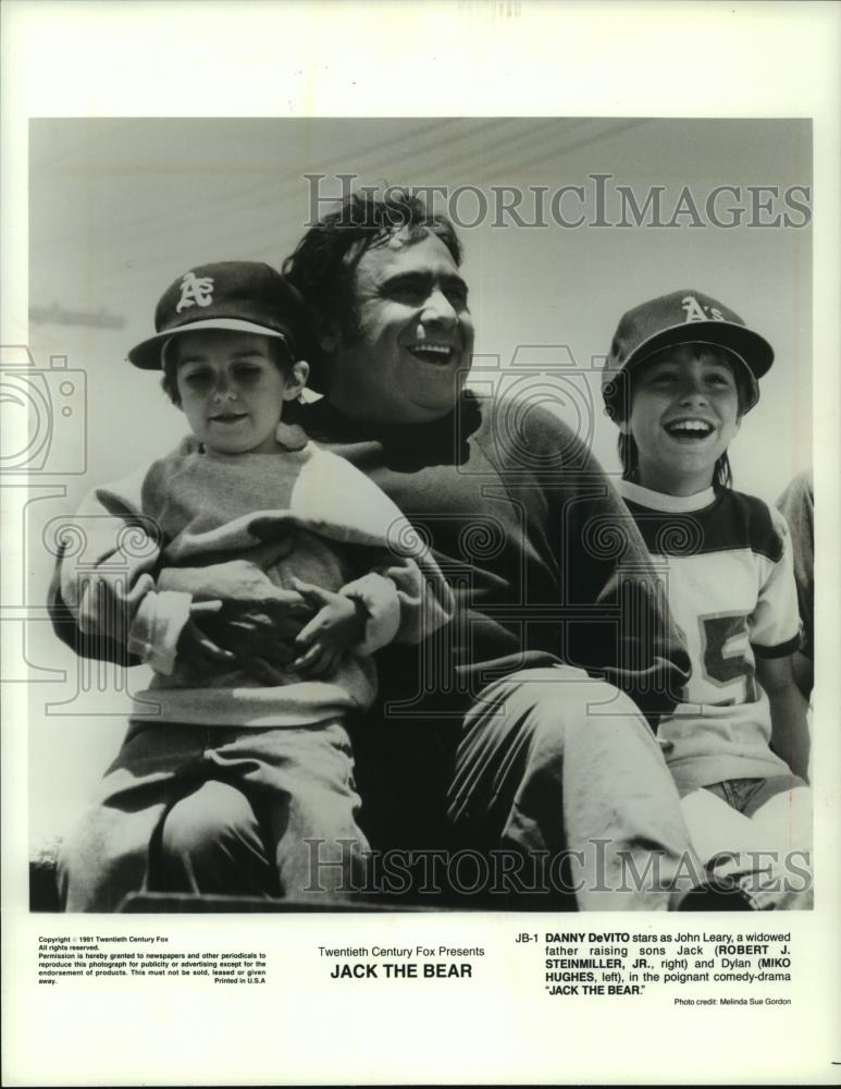 1993 Press Photo Danny DeVito, Miko Hughes And Robert Steinmiller, Jack The Bear - Historic Images