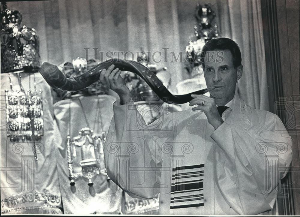 1993 Press Photo Rabbi Francis Silberg practices blowing the shofar at Sinagogue - Historic Images